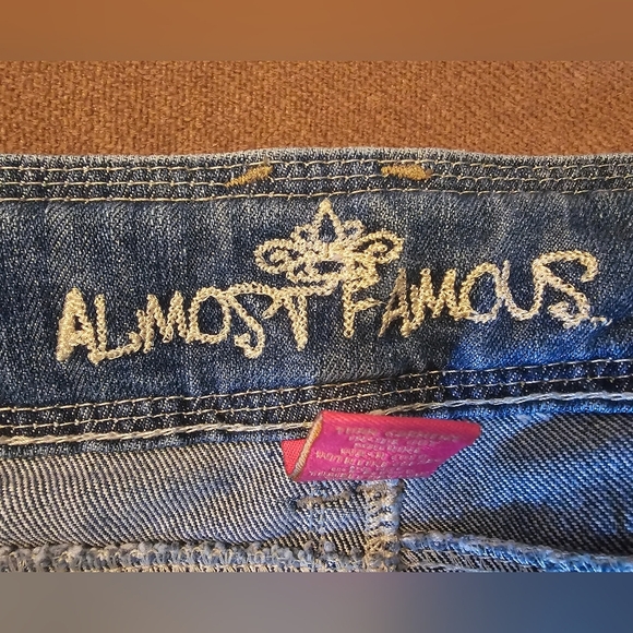 Almost Famous Distressed/Destroyed Low-Rise Cuffed Capri Jeans Size 13 - Picture 10 of 12